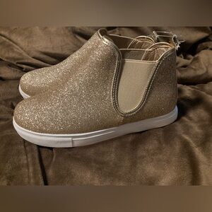 Link brand, kids size 3, pretty gold glittery pull on shoes. New without tags